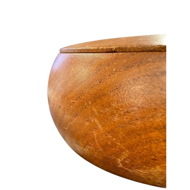 From bits-and-bobs to tchotchkes galore, our trays, bowls, and decorative objects are perfect for styling your living space.