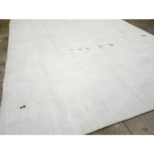 Galerie Shabab Collection Mid-20th Century Turkish Flatweave Kilim Carpet For Sale In New York - Image 6 of 8