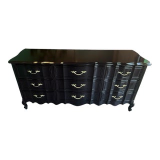 1970s French Provincial 9-Drawer Dresser in Black Lacquer With Gold Hardware For Sale