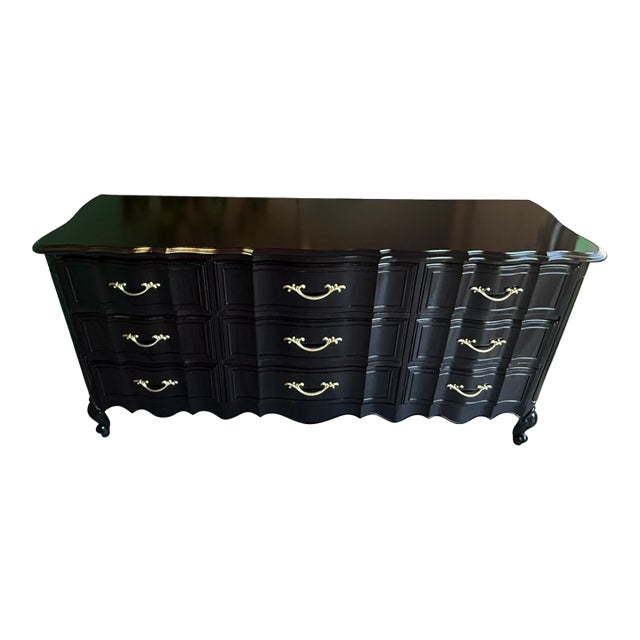1970s French Provincial 9-Drawer Dresser in Black Lacquer With Gold Hardware For Sale