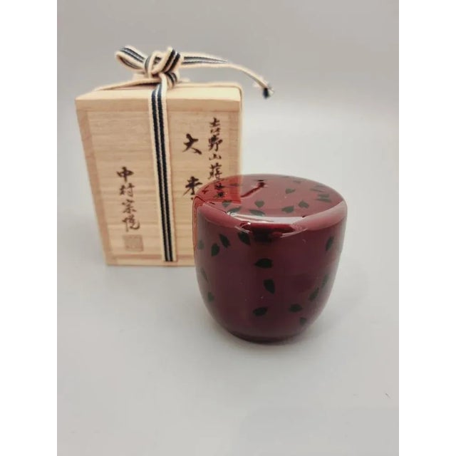 Vintage Japanese Netsuke Matcha Container with Maki-E Lacquer in Bordeaux Colour with Black Petals, 1960-70s For Sale - Image 4 of 5