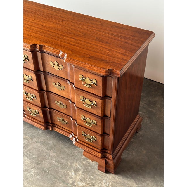 Vintage Georgian Serpentine Block-Front Mahogany 8-Drawer Dresser For Sale - Image 14 of 18