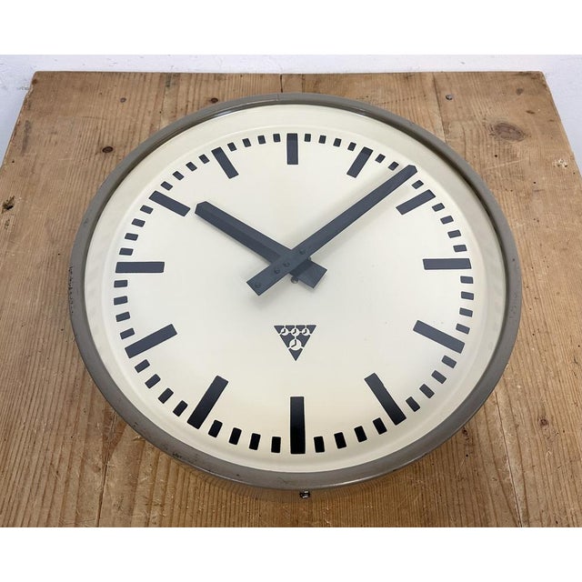Grey Industrial Factory Wall Clock from Pragotron, 1960s For Sale - Image 11 of 17