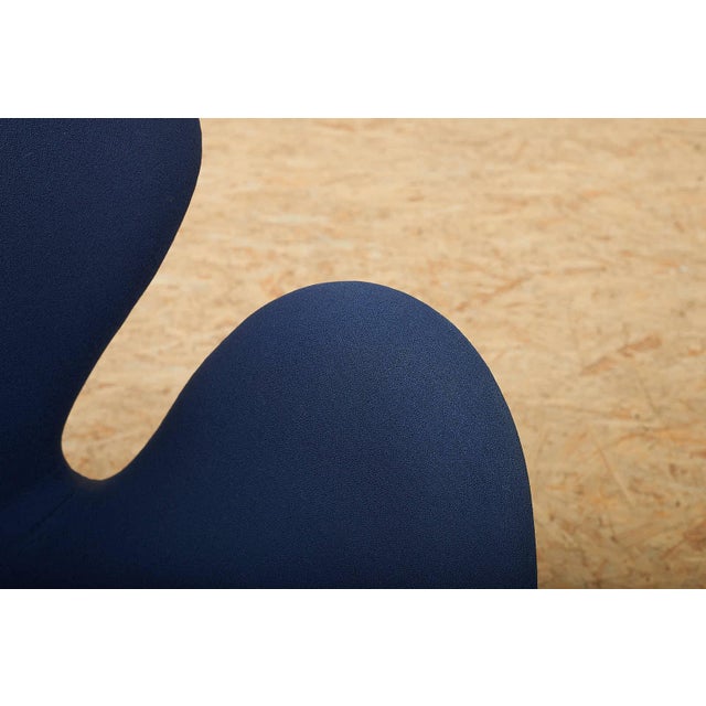 Metal Swan Chair in Cast Aluminum Frame by Arne Jacobsen, 2001 For Sale - Image 7 of 15