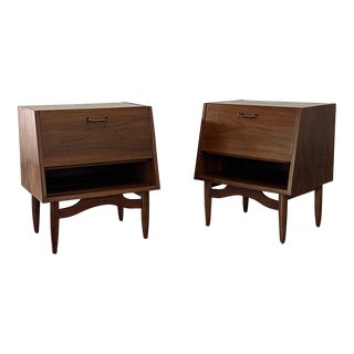 1950s Walnut Nightstands by American of Martinsville - Pair For Sale