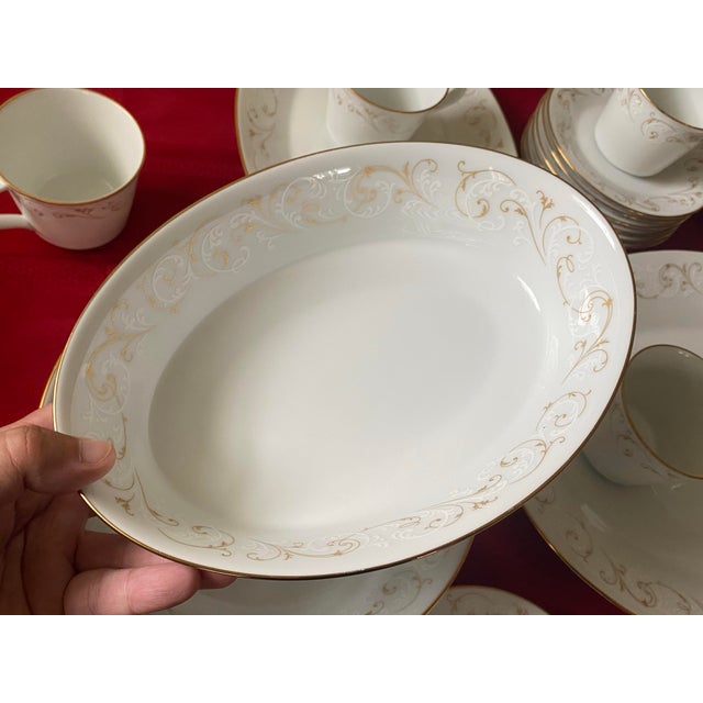 White Vintage Noritake Duetto 6610 Mid-Century Modern Ceramic White Gold Scroll Japan Dinner Set - 96 Pieces For Sale - Image 8 of 11