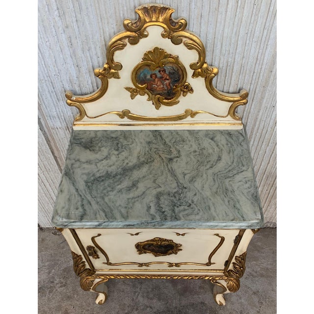 Late 19th Century Pair of White Venetian Nightstands with Marble Top and Crest Handpainted Motifs For Sale - Image 11 of 18