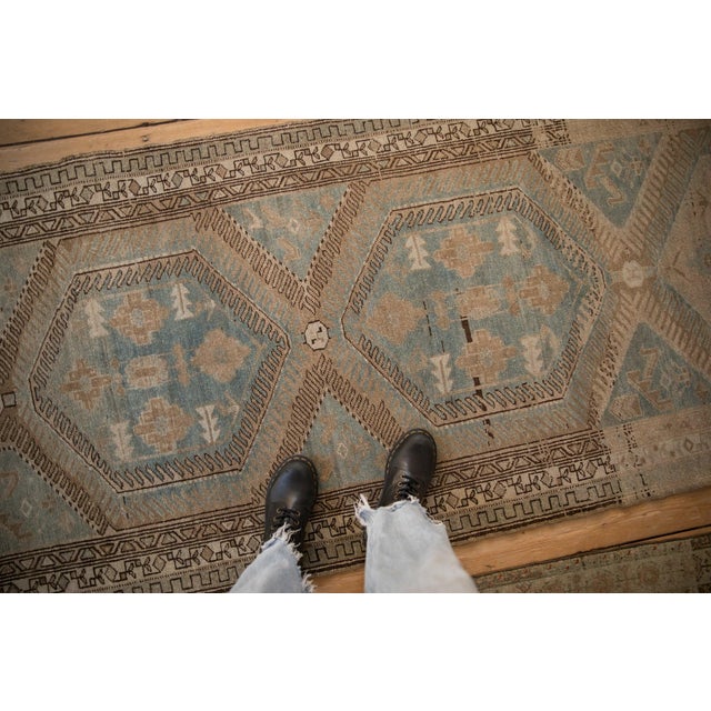 :: Repeating single column main medallions in hexagonal relief bearing geometric floral blossoms and finned outlines...