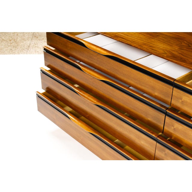 1970s Mid Century Vintage Large Walnut Dresser — John Kapel for Glenn of California — 8 Drawers For Sale - Image 5 of 9
