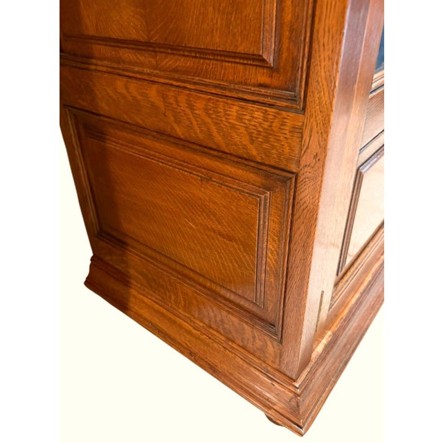 Auburn Antique C. 1900-1915 Quarter-Sawn Tiger Oak Beveled Glass Display China Cabinet For Sale - Image 8 of 18
