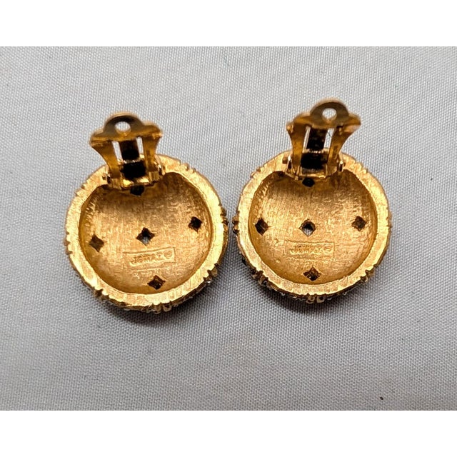 Vintage Signed Jomaz Round Goldtone Round Clear Rhinestone Clip Earrings- 2 Pieces For Sale In Philadelphia - Image 6 of 7