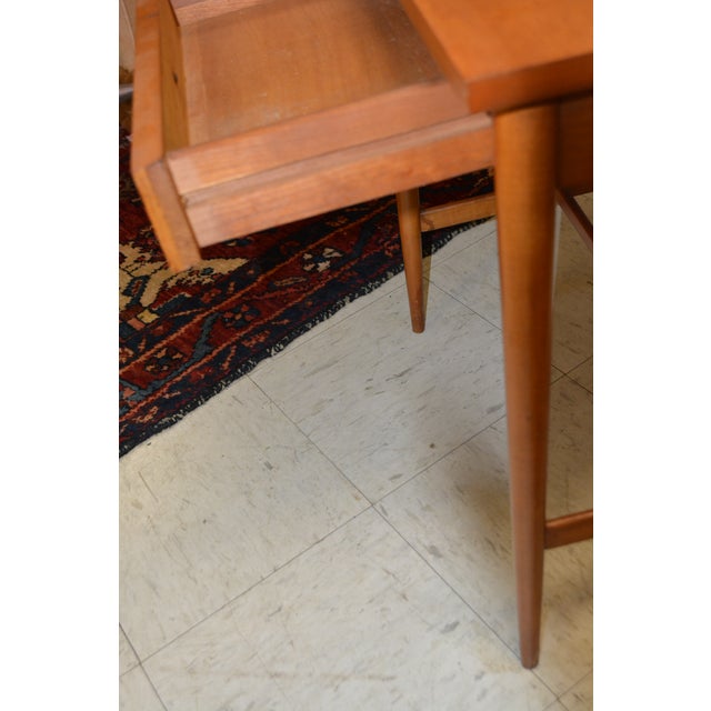 1970s Mid Century Modern Attributed to Paul Mc Cobb Maple Planner End / Side Table or Nightstand W/ Drawer For Sale - Image 5 of 16