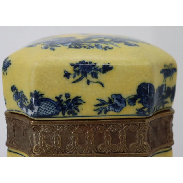 Metal Vintage Wong Lee 1895 Chinoiserie Rococco Yellow & Blue Porcelain Ormolu Bronze Decorative Container For Sale - Image 7 of 12