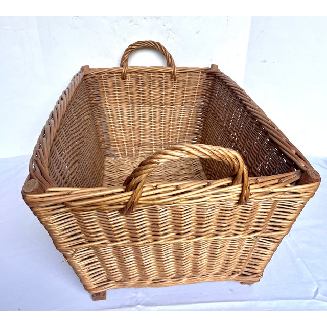 Rustic European Vintage 1940s European Woven Wicker Rectangular Market Basket For Sale - Image 3 of 12