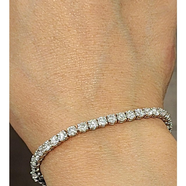 Contemporary 7.29 Ct Diamond Tennis Bracelet For Sale - Image 3 of 8