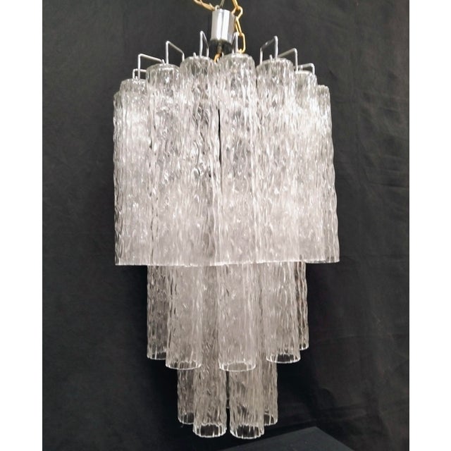 Mold-blown murano glass chandelier with a bark motif, transparent in color. Nickel-plated metal frame with 10 original e14...