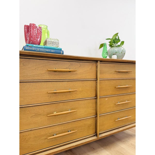 Wood Vintage Davis Cabinet Co MCM Atomic 8 Drawer Dresser With Wood Pulls Clean Lines For Sale - Image 7 of 15