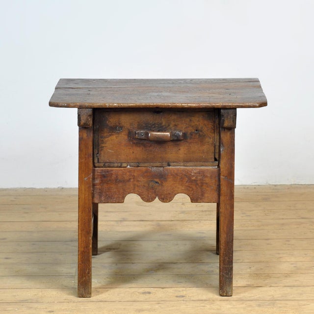 This Spanish table, crafted from solid oak, dates from the 18th century and is a particularly fine example of historical...