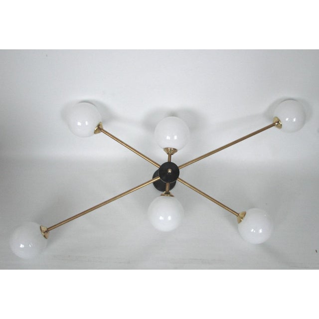 Vintage Chandelier in Brass and Glass from Stilnovo, 1960s, in Very Good conditions. Designed 1960 to 1969 Up to 250V...