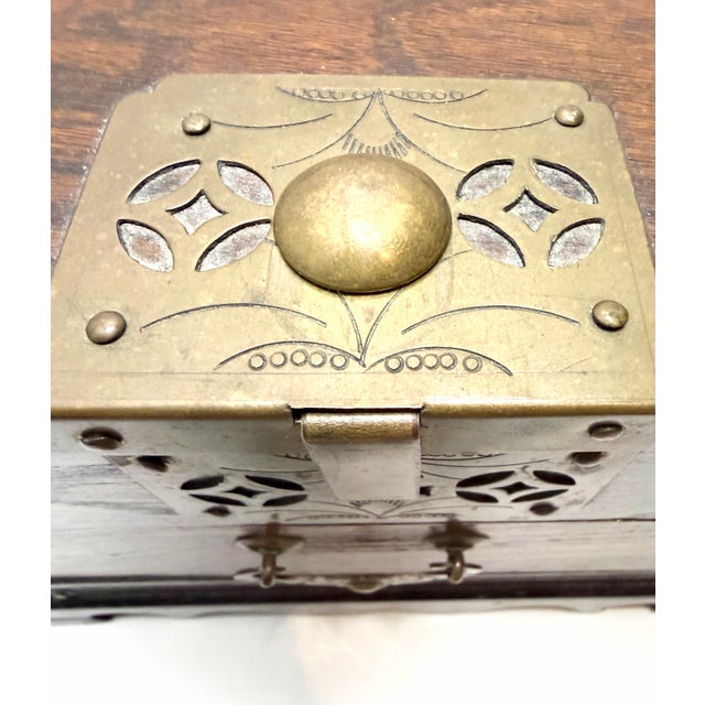 Antique Japanese Meiji or Taishō Era Brass Mounted Wooden Vanity Box Jewelry Chest For Sale - Image 4 of 12