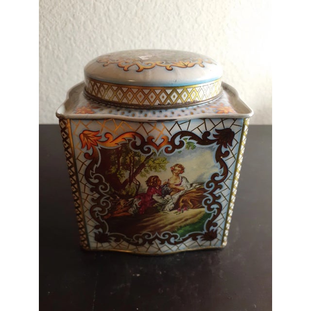 1980s Tin With Courting Scence for Damer Made in England For Sale - Image 4 of 8