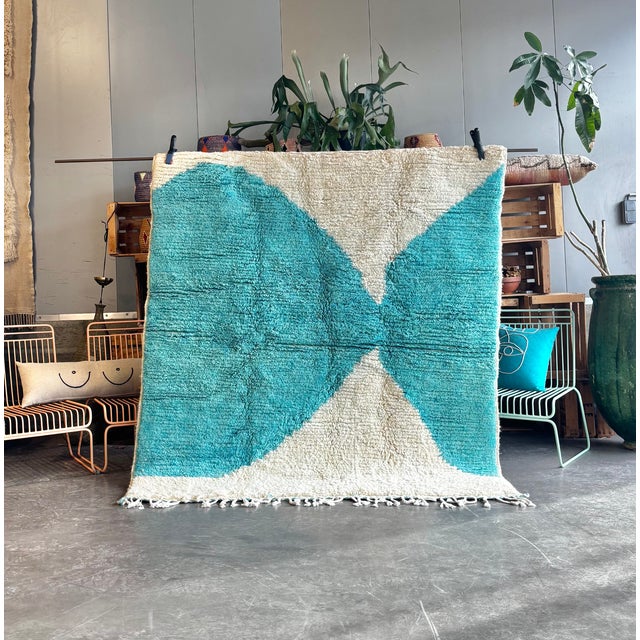 This authentic Moroccan Beni Ouarain rug is a refined example of contemporary Berber craftsmanship. Handwoven in the...