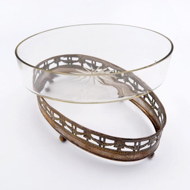 Measures : 25cmx15cm H:7cm Materials : Crystal - Silver Metal.