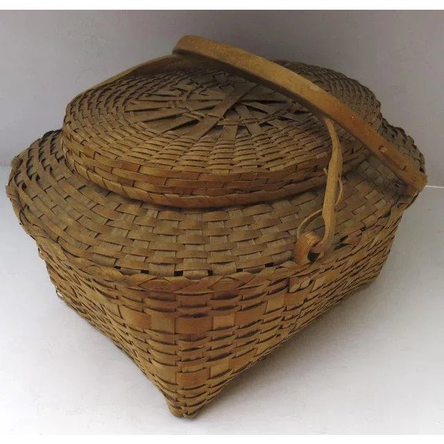Rustic Vintage 1900's Winnebago Woven Market Picnic Lidded Basket with Swing Handles Country For Sale - Image 3 of 10