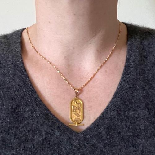 Egyptian Heiroglyphics Tablet 18K Yellow Gold Charm Pendant, 1950s For Sale - Image 4 of 11