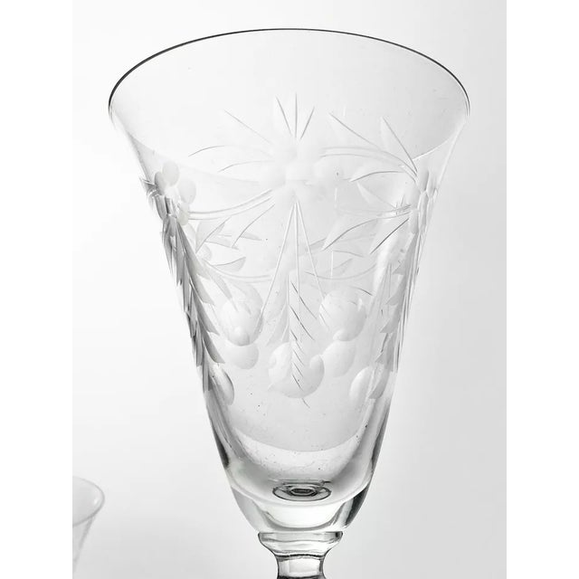 American 1960s Set of 6 Crystal Water or Wine Glasses, Floral Garland Dot Cuts For Sale - Image 3 of 3
