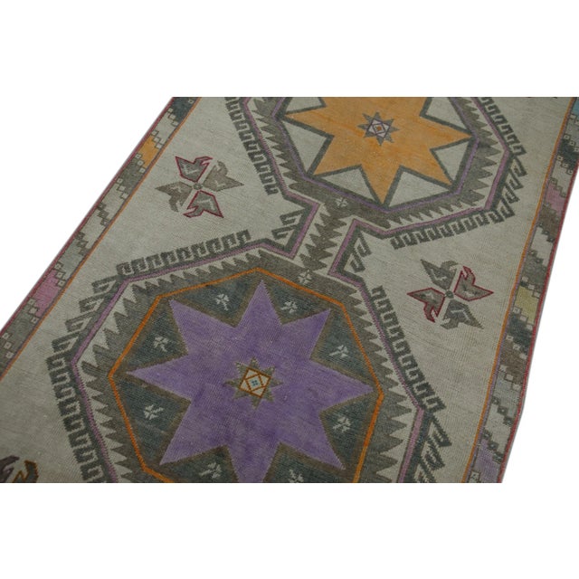 This exquisite vintage Turkish Oushak rug is a stunning example of traditional craftsmanship and timeless beauty. Hand-...