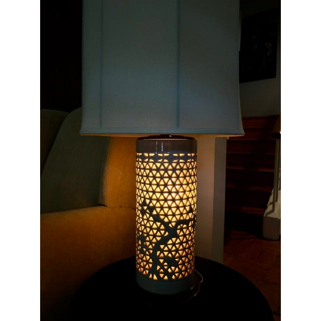 Chinoiserie Mid Century Hong Kong Porcelain Lattice Lamp — Illuminated Body — Carved Wood Base — 1950s For Sale - Image 3 of 4