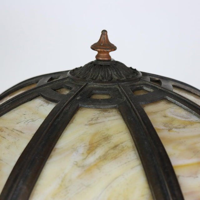 1920s Arts & Crafts Bradley & Hubbard Style 8-Panel Slag Glass Table Lamp C1920 For Sale - Image 5 of 10