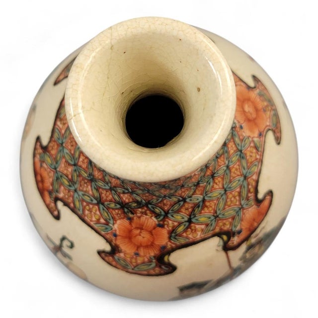 Chōshūzan Kyoto Satsuma Tripod Portrait Vase by Jissei After Yoshisada For Sale - Image 9 of 18