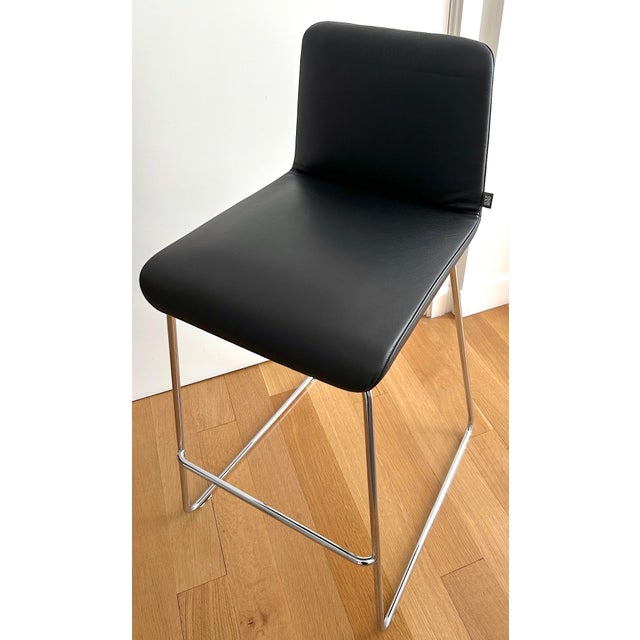 Rolf Benz 626 SINUS Black Leather Skid Bar Stool An elegant Rolf Benz 626 SINUS bar stool designed by Kai Stania,...