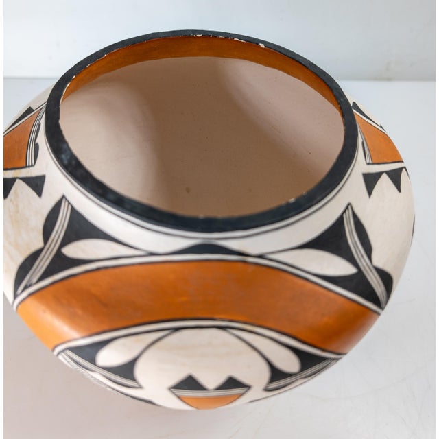 White Mid-Century Native American Indian Southwest Acoma Pottery Olla by F. Aragon For Sale - Image 8 of 11