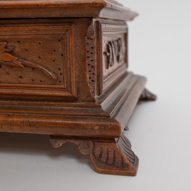 19th Century Black Forest Carved Wood Casket With Birds For Sale - Image 4 of 18