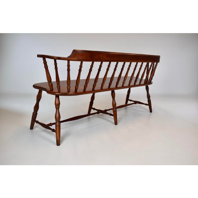 Philadelphia Windsor Style Lowback Bench Settee, 20th Century For Sale - Image 11 of 15