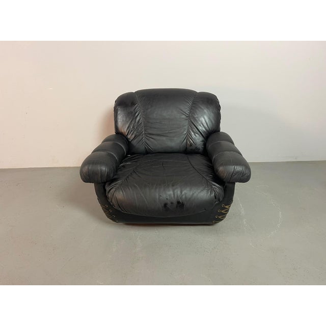 Mid-Century Modern Space Age Italian Black Leather Lounge Chair with Brass Buttons and Cord Lacing, Italy, 1970s For Sale - Image 3 of 18