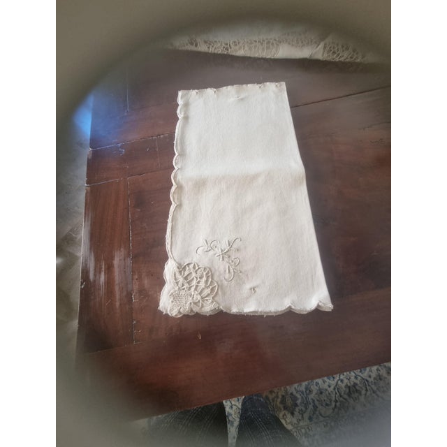 1940s Tablecloth for 8 and Napkins in Linen and Cantu Lace with Hand Embroidery, 1940s, Set of 9 For Sale - Image 5 of 6