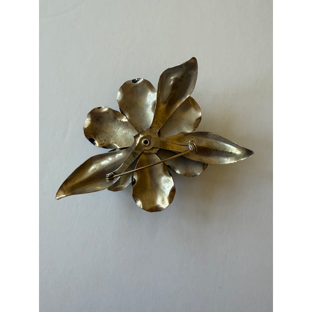 Vintage 1960’s Metal and Enamel Flower Brooch For Sale In Los Angeles - Image 6 of 6