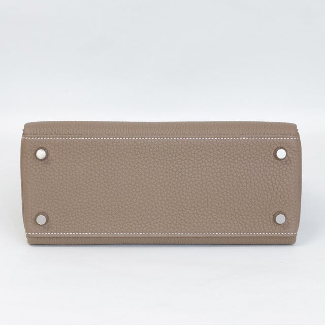 Hermès Kelly 25 Etoupe Togo Palladium Hardware 2024 For Sale In New York - Image 6 of 6