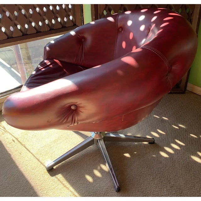 1970s Pair of Vintage Mod Overman International Red Vinyl Swivel Pod Chairs Ca 1978 For Sale - Image 5 of 16