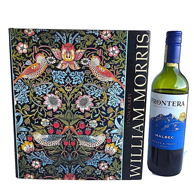 Offered is a hardback book, "William Morris", edited by Linda Parry that was published to coincide with the exhibition...
