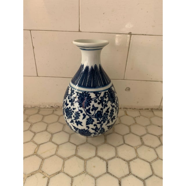Blue & White Porcelain Floral Chinoiserie Vase For Sale In Los Angeles - Image 6 of 11