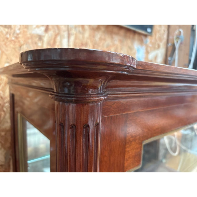 Brown French Neoclassical Brass and Glass Display Cabinet in Mahogany by Maurice Hirsch, 1972 For Sale - Image 8 of 13