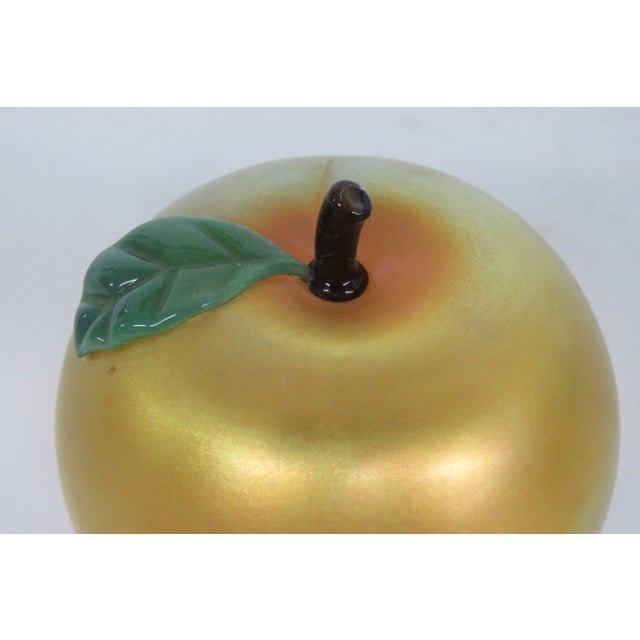 1970s Orient and Flume Iridescent Gold Apple Paperweight P0184j3 Art Glass Fruit 4800b For Sale - Image 5 of 17