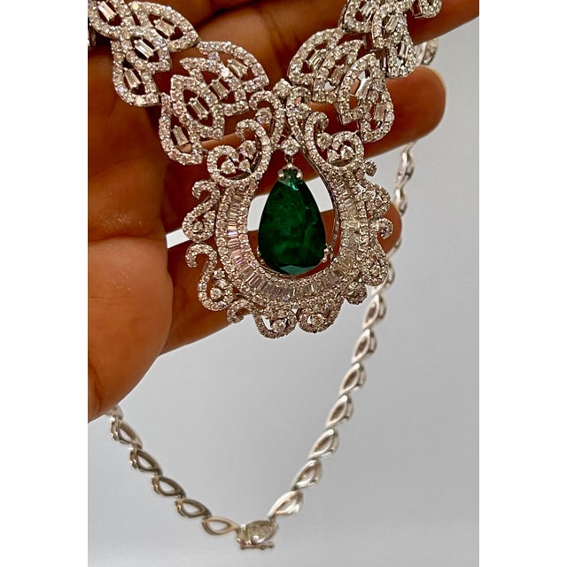2000 - 2009 11 Ct Pear Shape Zambian Natural Emerald & 17 Ct Diamond Necklace 18 Karat Gold For Sale - Image 5 of 18