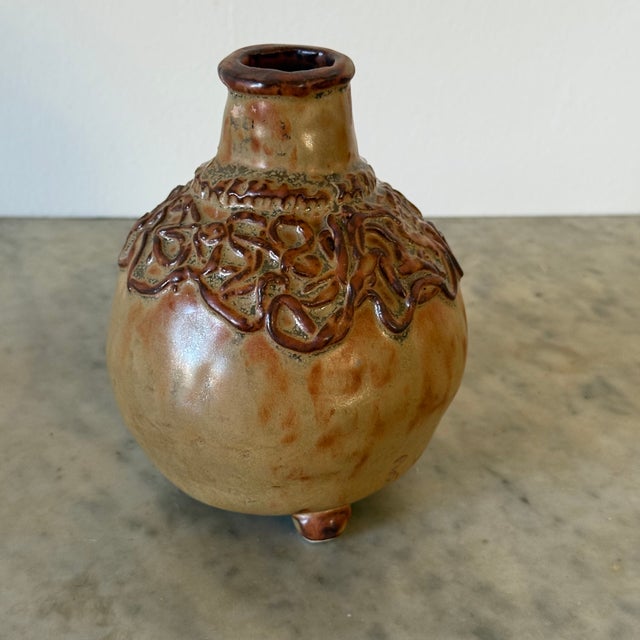 Vintage Brutalist Hand Thrown Pottery Footed Vase With Brutalist Pattern in Tan and Brown For Sale In Los Angeles - Image 6 of 7