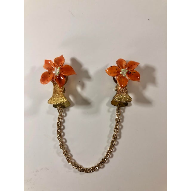 1950s 1950s England Enamel Flowers on Chain Scarf Clip / Sweater Guard For Sale - Image 5 of 9